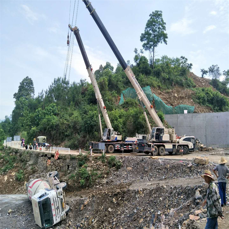 唐河汽车掉沟里叫吊车救援要多少钱